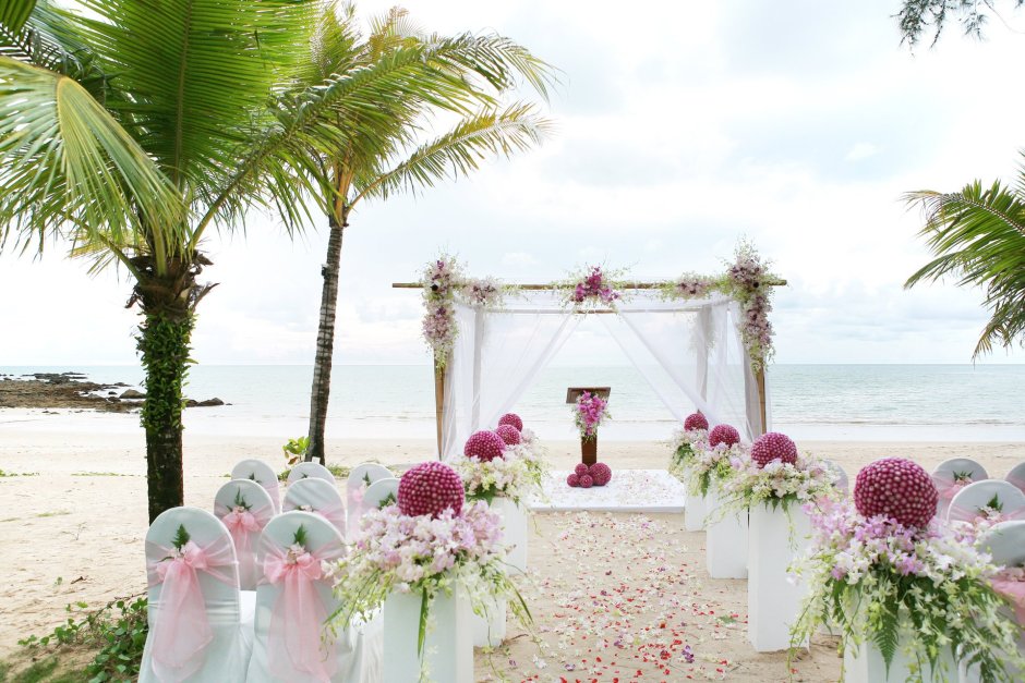 Свадебный алтарь на берегу моря