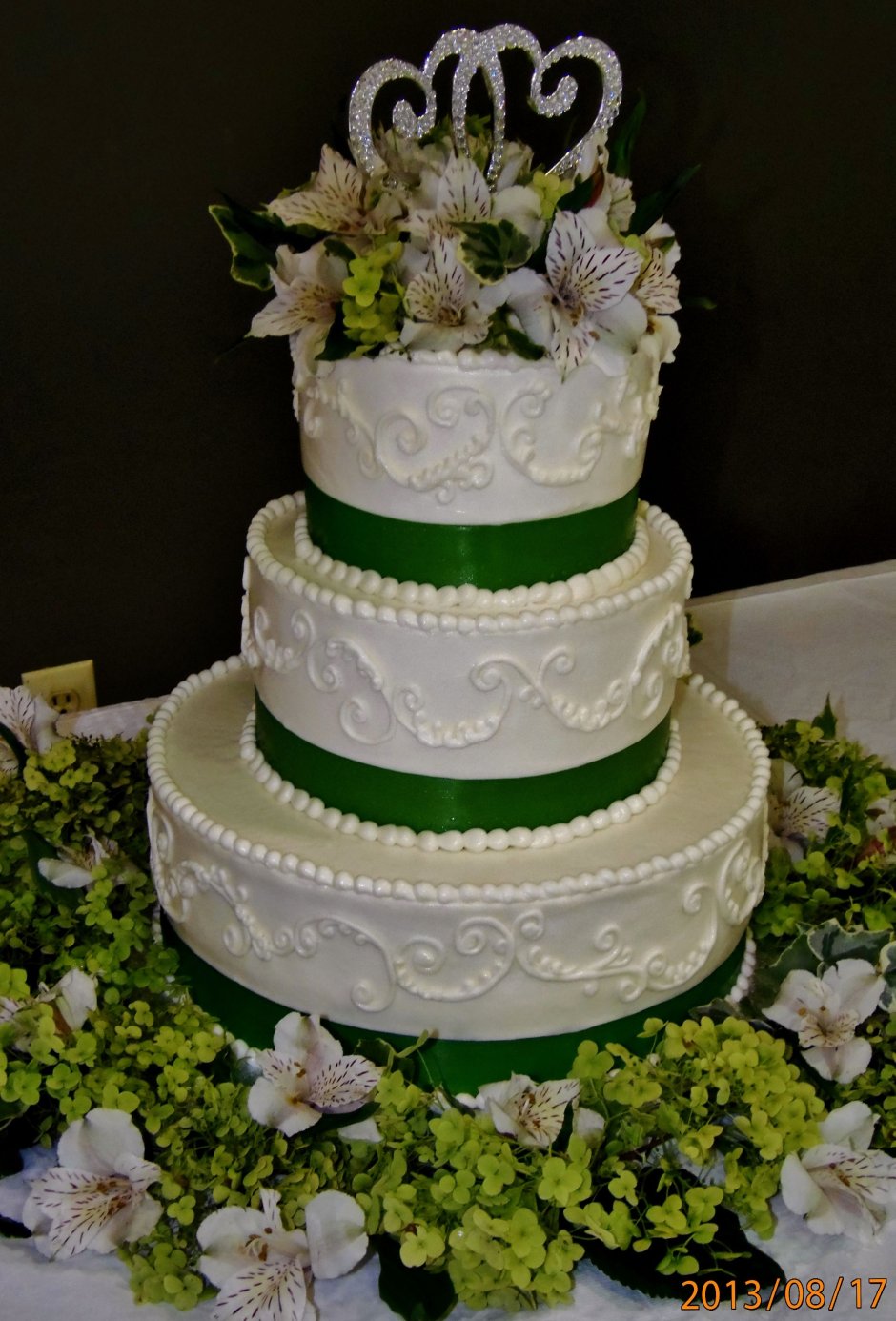 Торт свадебный трехъярусный изумрудный