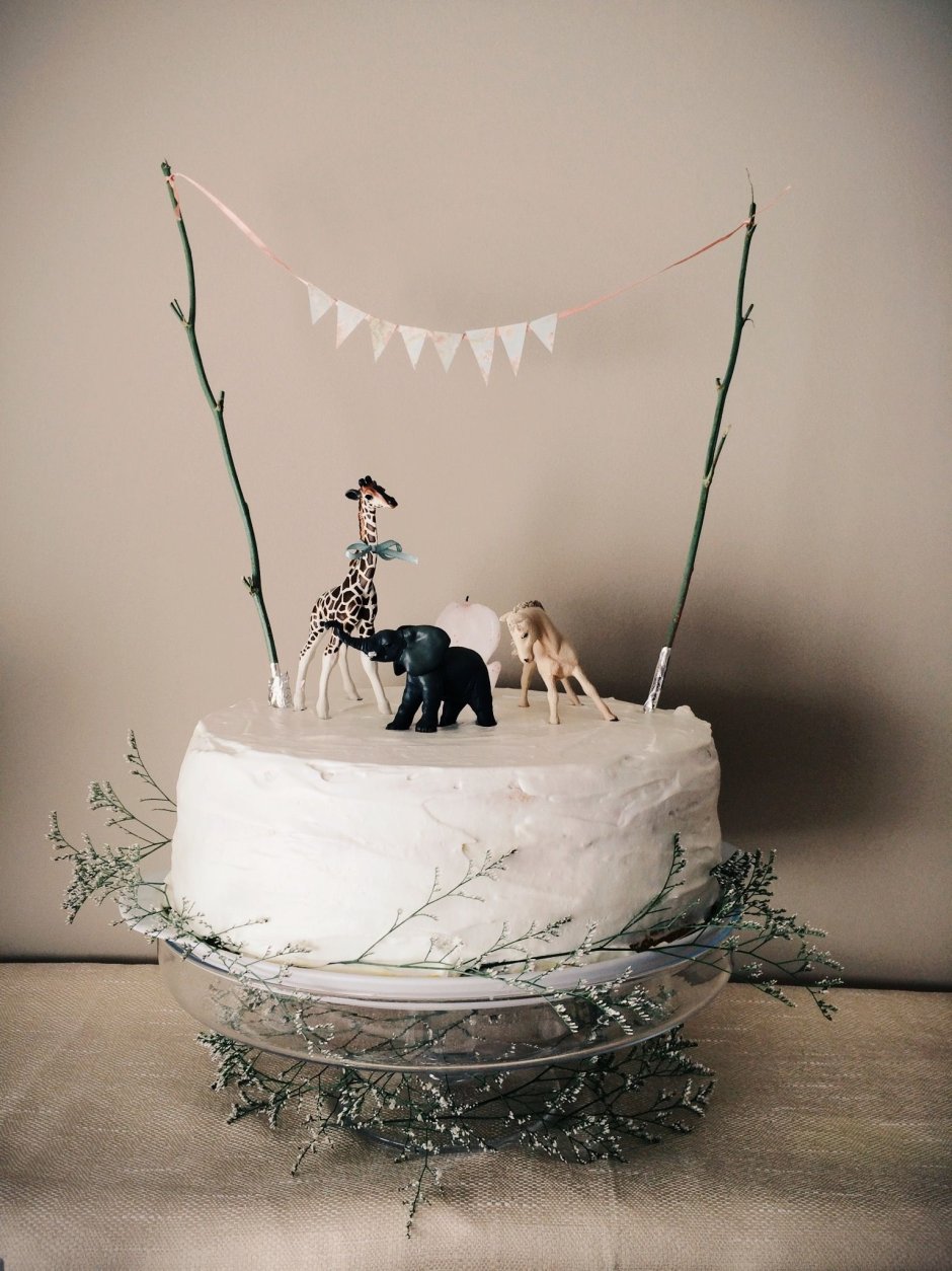 Детский торт в скандинавском стиле с животными