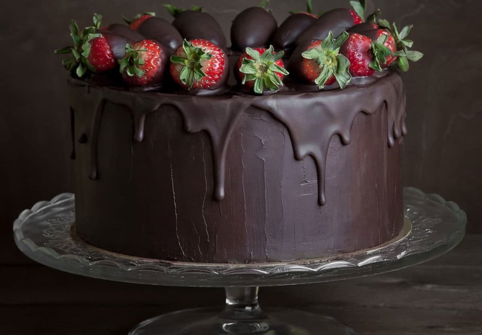 Торт с шоколадной глазурью и ягодами