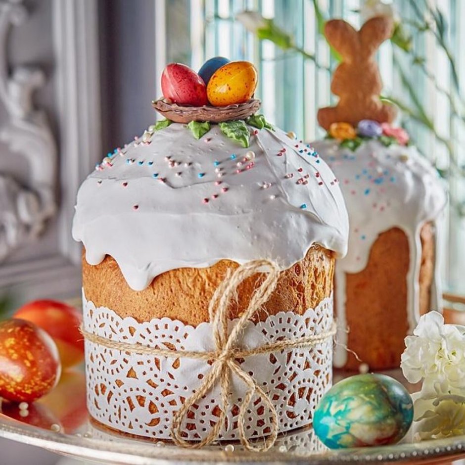 Traditional Ukrainian and Russian Easter Cake Kulich Premium photo