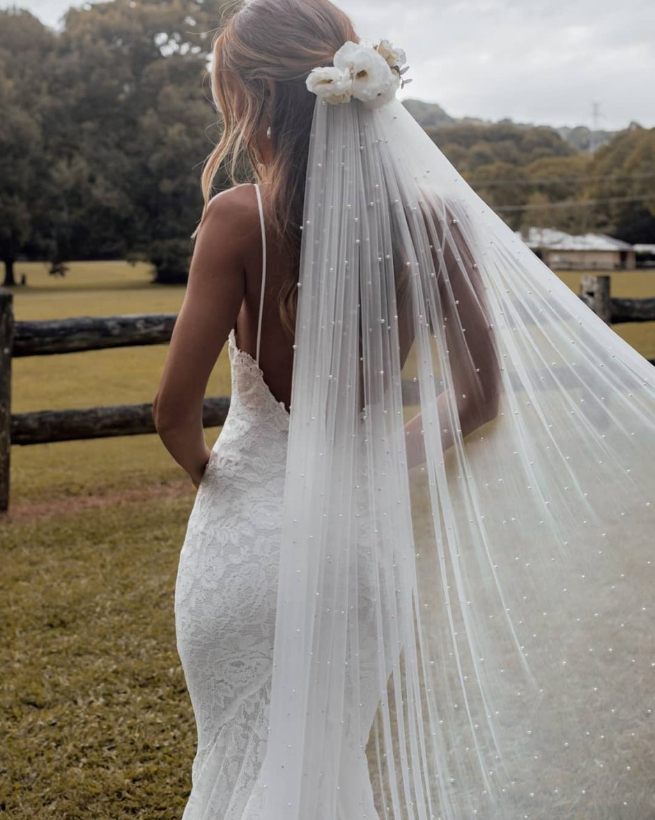 Невеста спиной с фатой