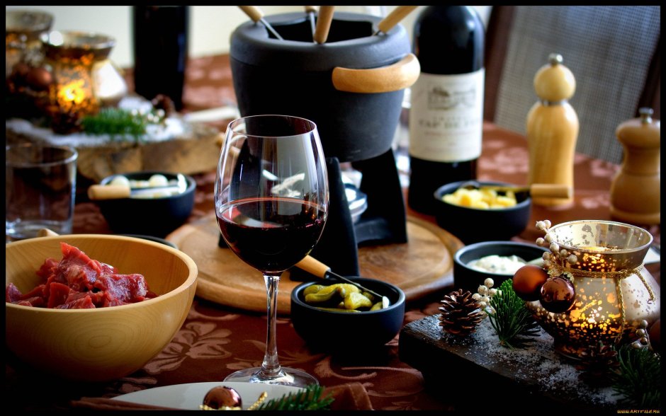 Праздничный стол с вином