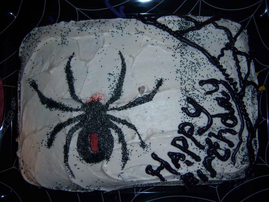Декор торта с пауками