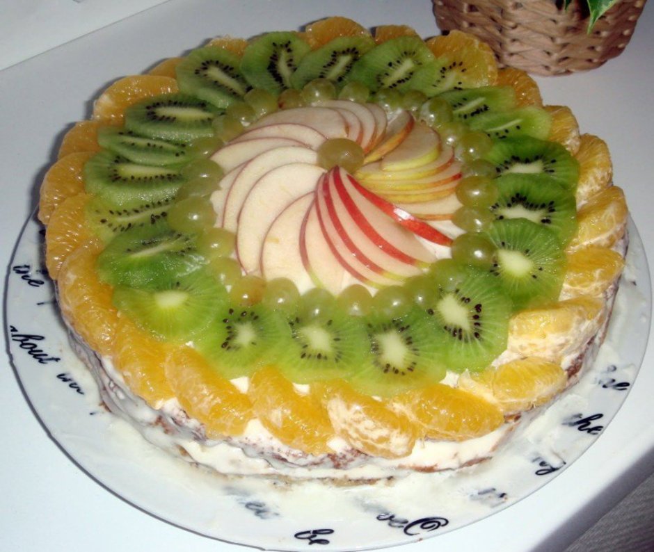 Украшение домашнего торта фруктами