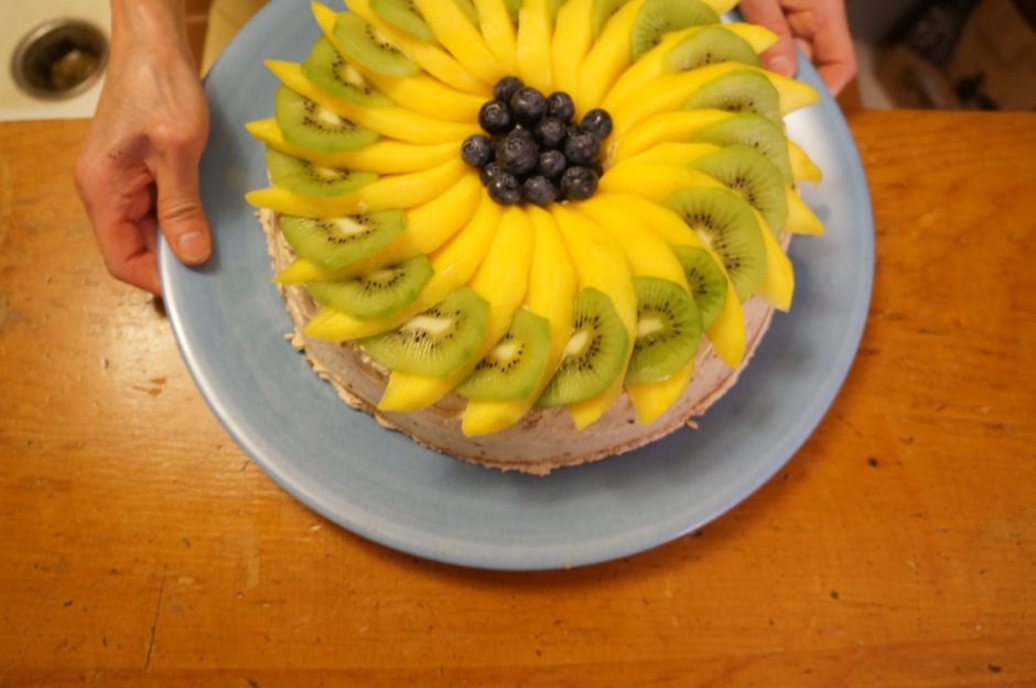 Украшение торта ананасами и киви