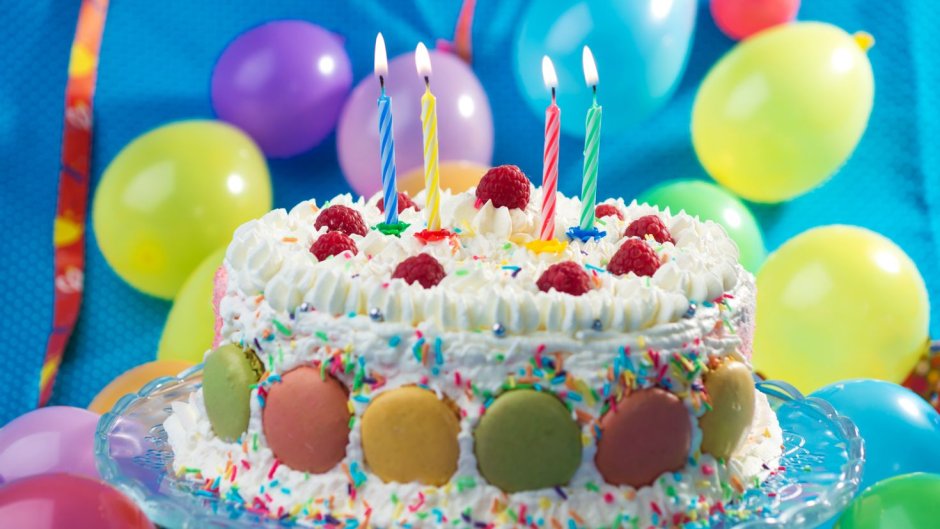 Торт на день рождения на белом фоне