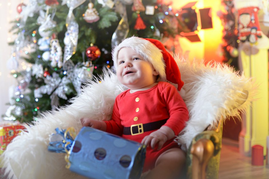 Фото ребёнка новогоднее в дед Морозовском костюме