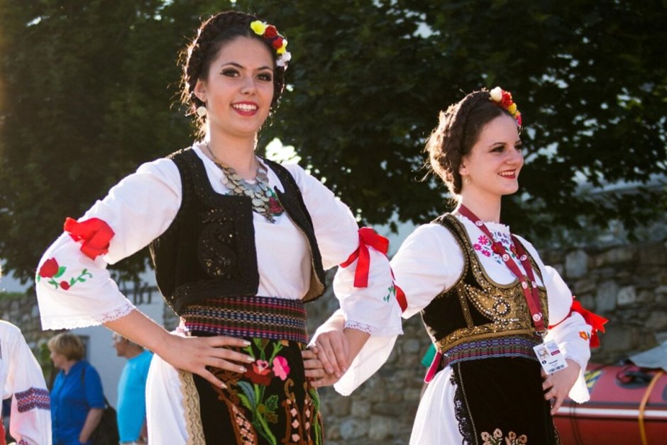 Черногорские девушки в национальных костюмах