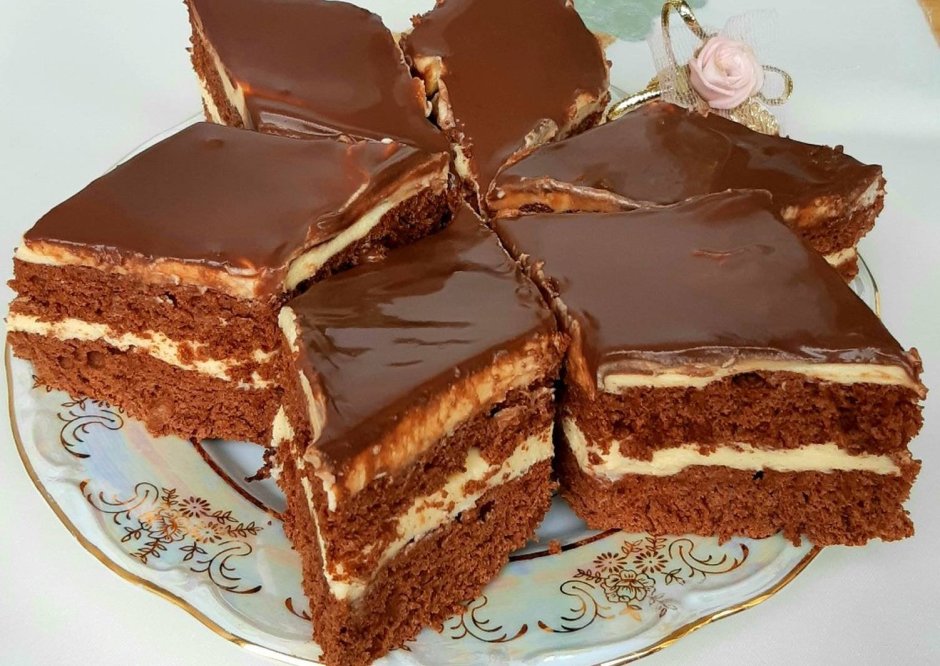 Бисквитный торт с конфи из черной смородины