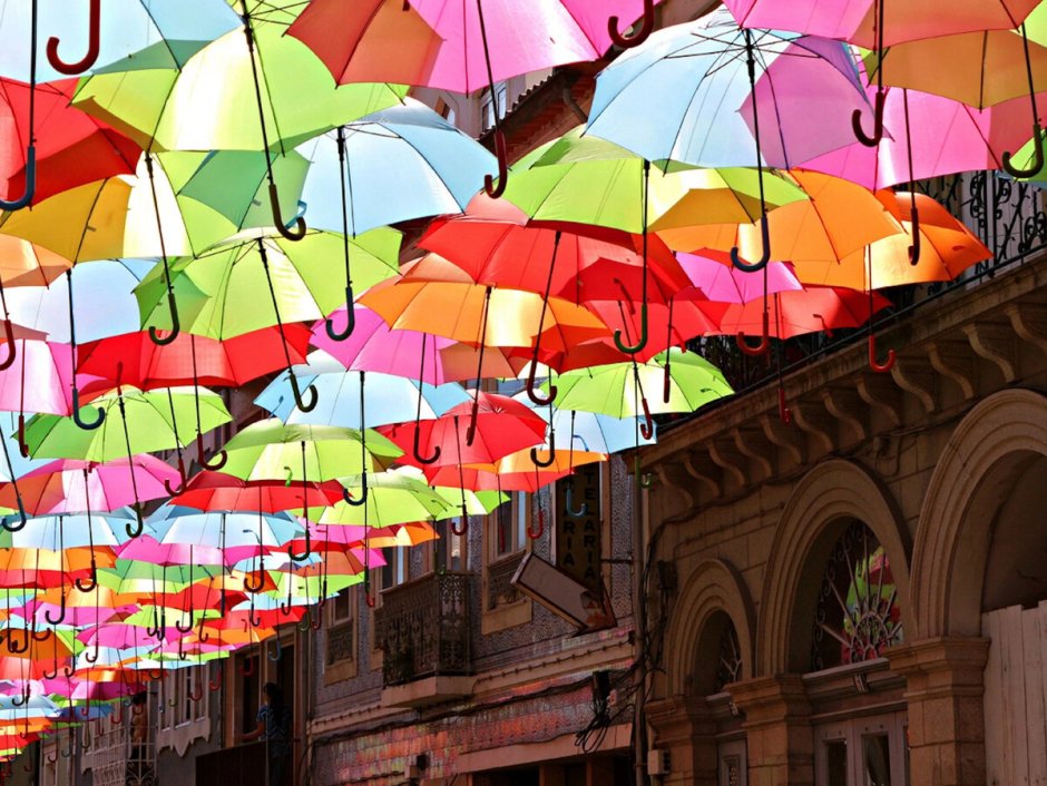 Много разноцветных зонтов
