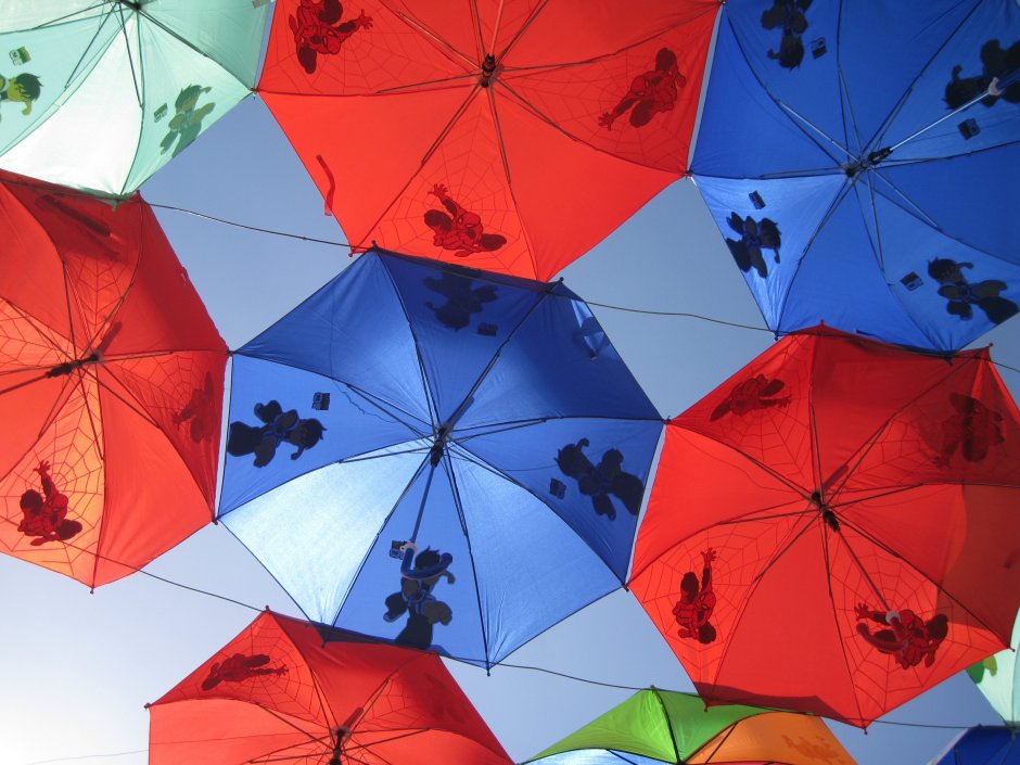 Улица парящих зонтиков в городе Агуэда Португалия