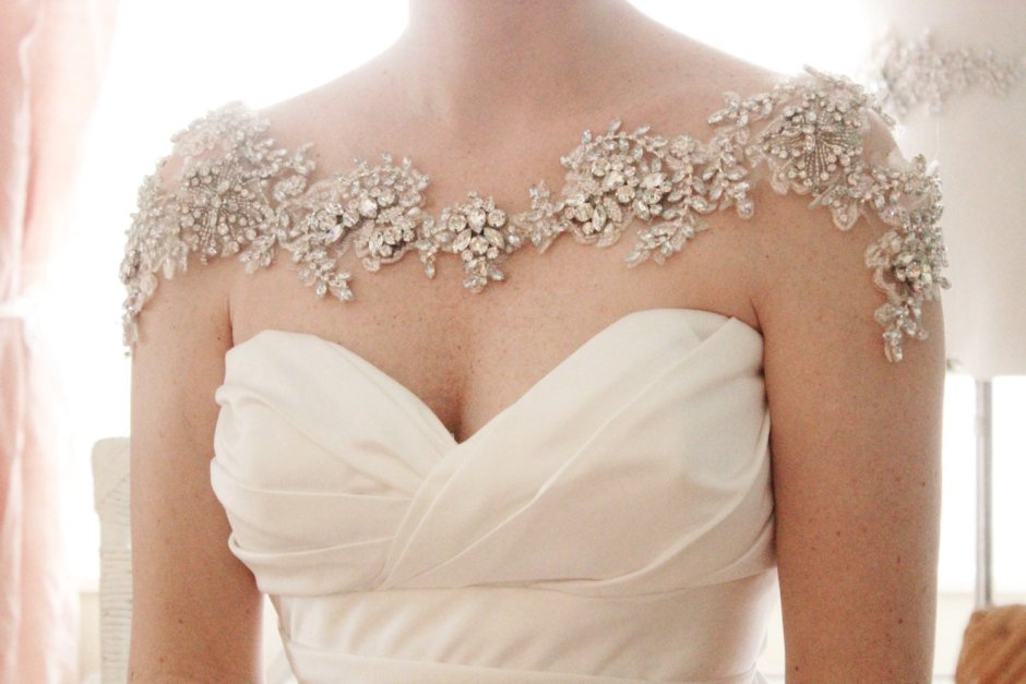Свадебное платье с бантиками на плечах