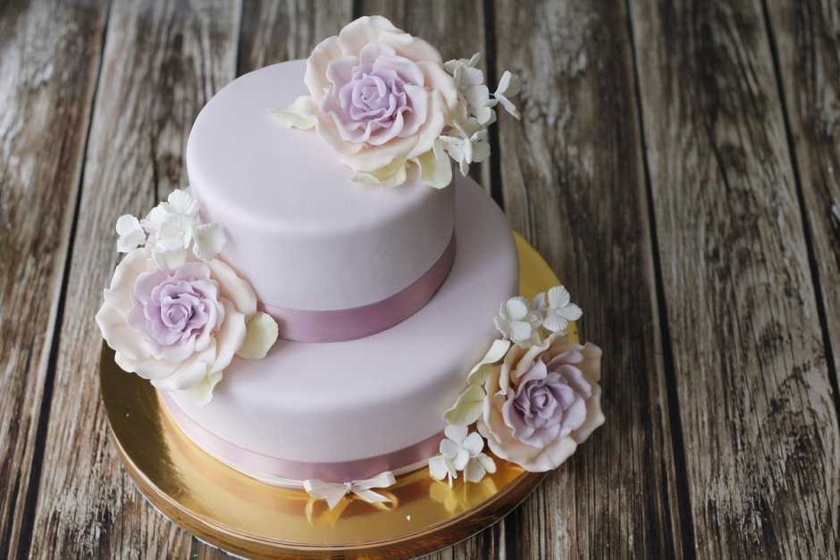 Свадебный торт двухъярусный с мастикой