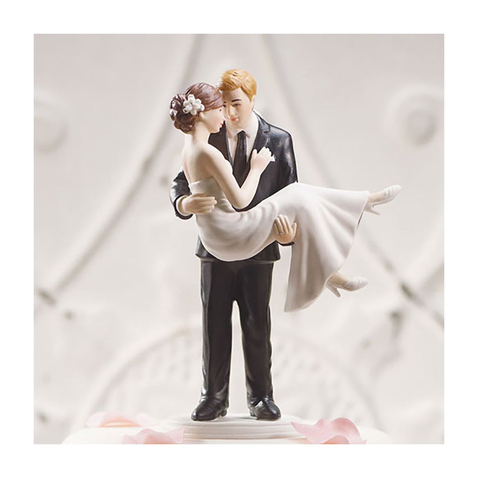Красивый свадебный торт с фигурками жениха и невесты