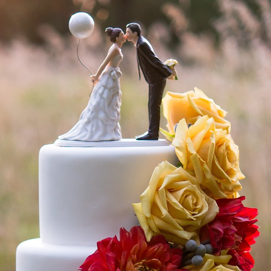 Торт на свадьбу с фигурками
