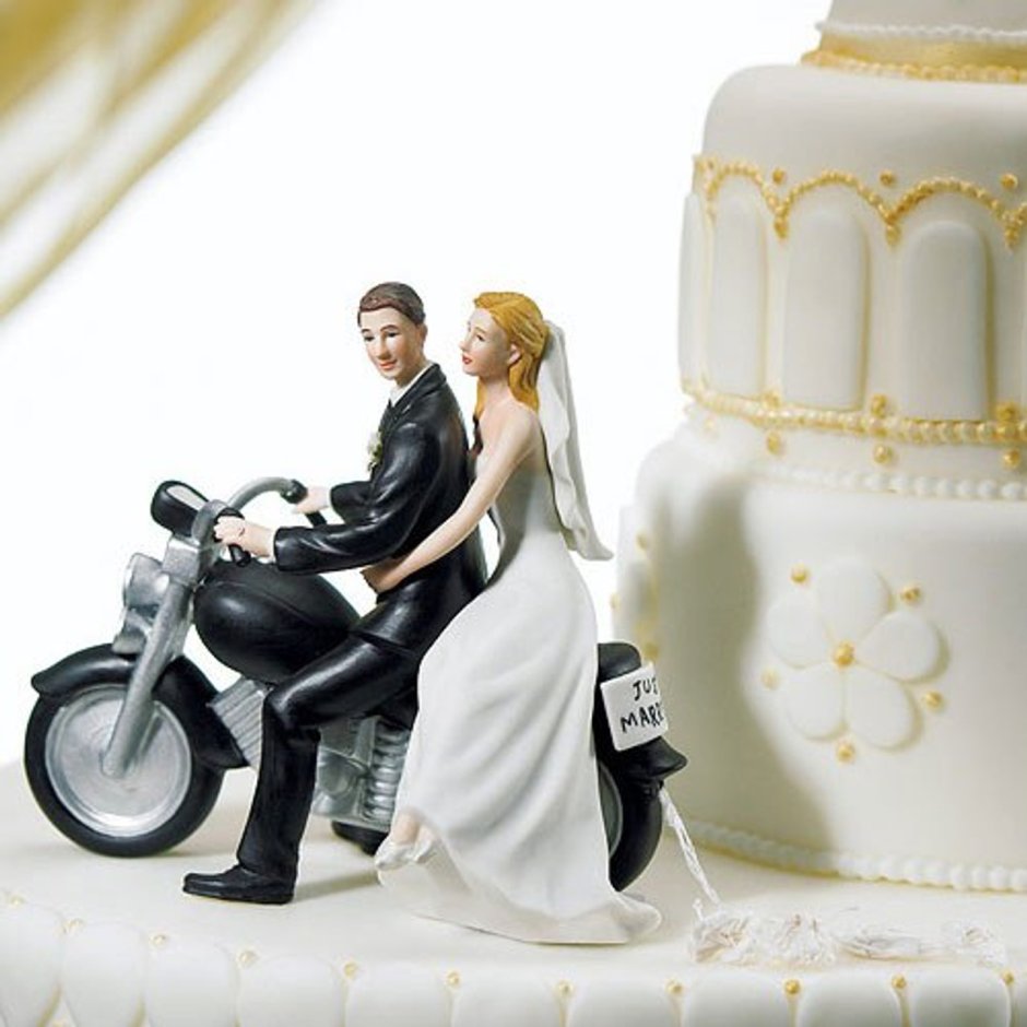 Торт с фигуркой мотоцикла