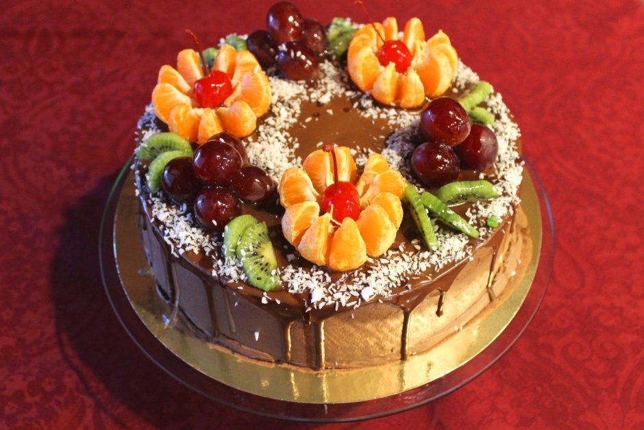 Шоколадный торт с с красным верхом