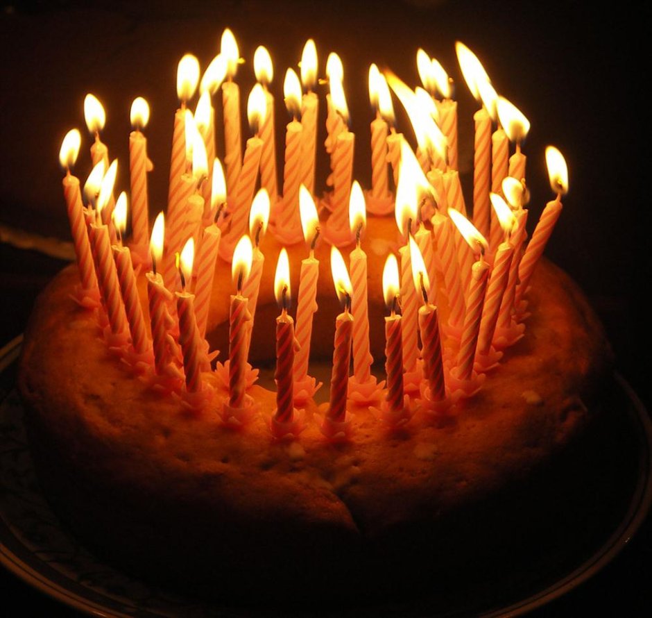 Тортик с горящими свечами