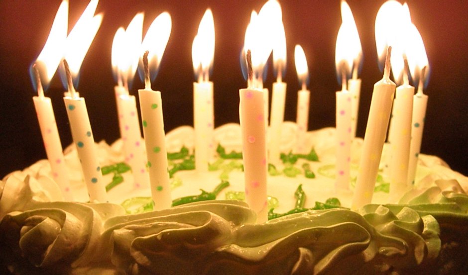 Именинный торт со свечами