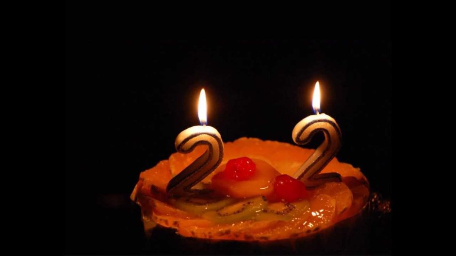 Торт со свечами 22 года