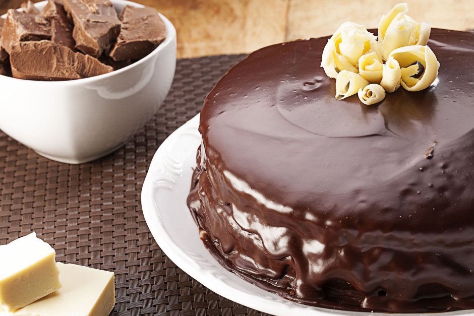 Шоколадный торт с заварным кремом и бананами