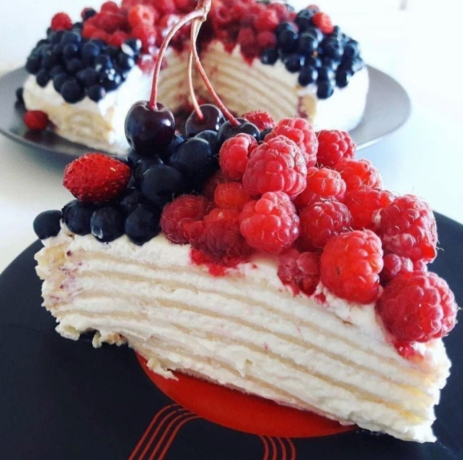 Блинный торт украшенный ягодами
