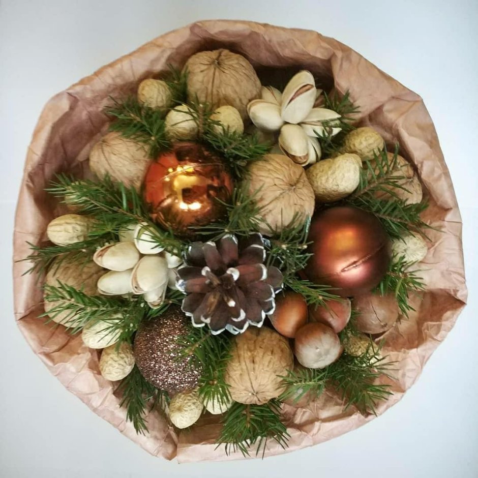 Новогодний букет из орехов в кружке