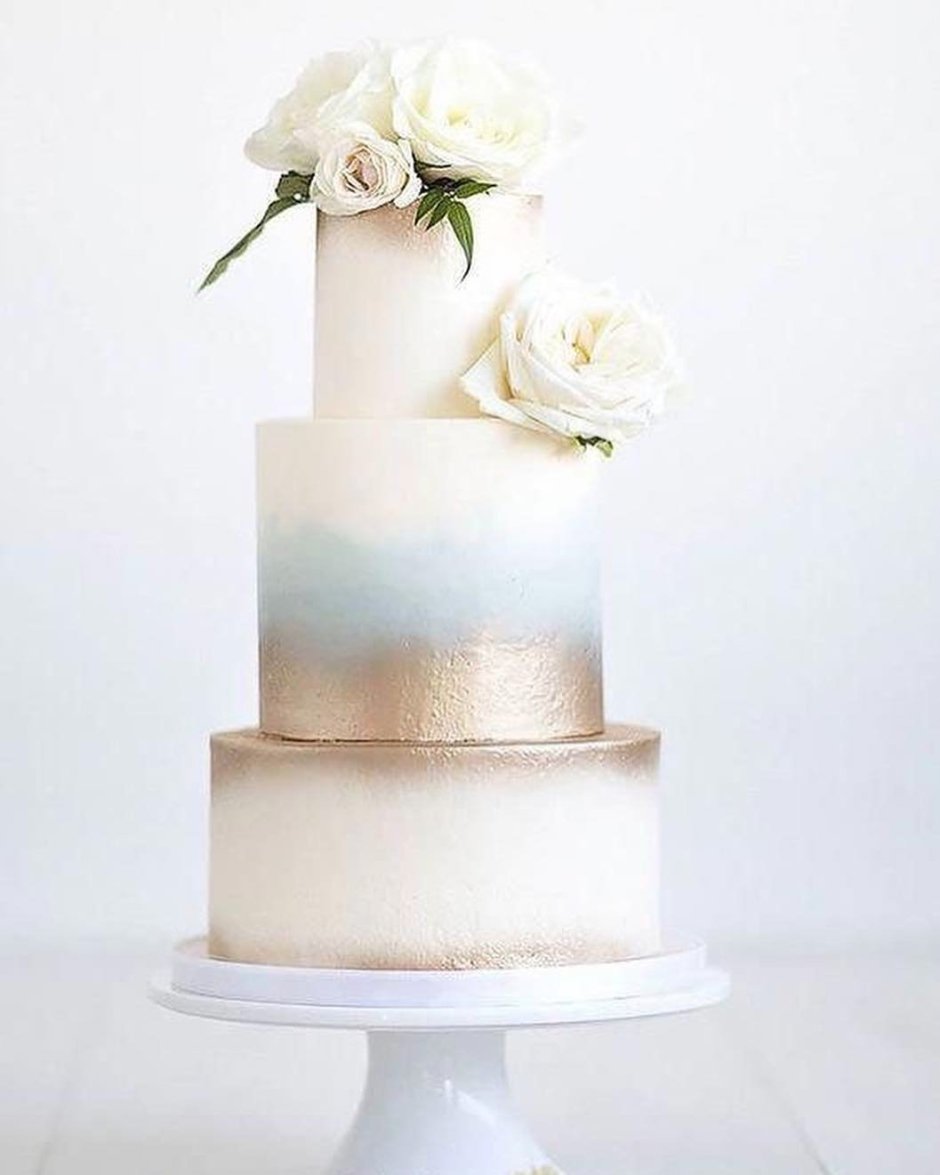 Свадебный торт с белыми цветами и зеленью