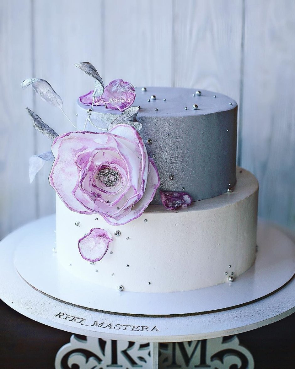 Сиреневый торт с живыми цветами