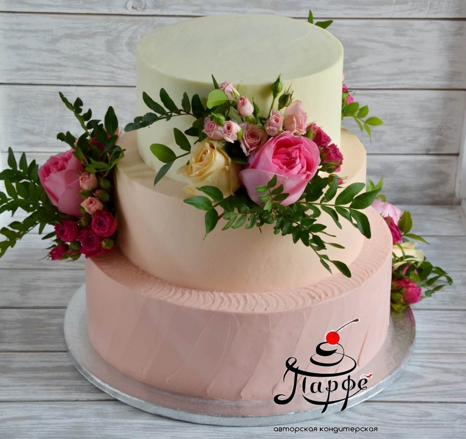 Двухъярусный торт с цветами