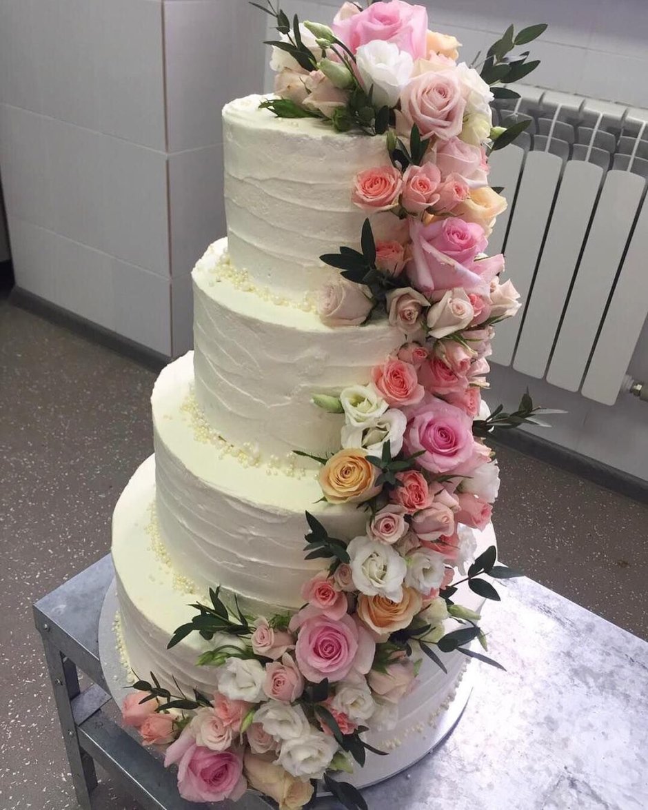 Торт с цветами живыми ярусный