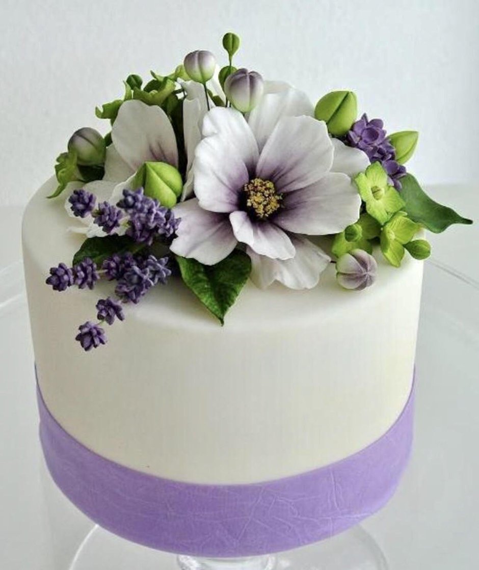 Торт с сахарными цветами