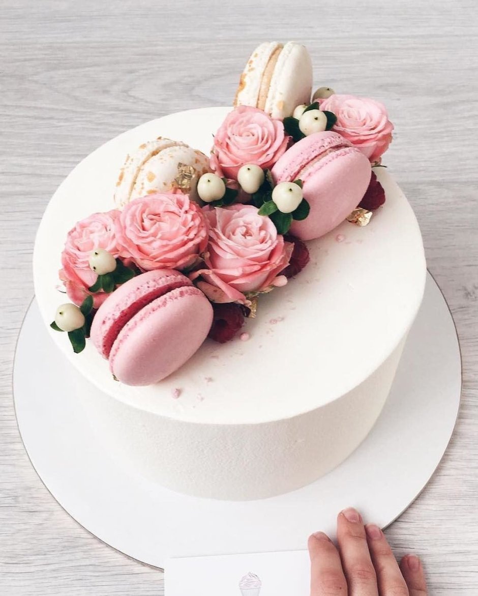 Торт с живыми цветами одноярусный