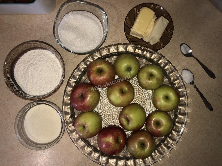 Песочный яблочный пирог с меренгой