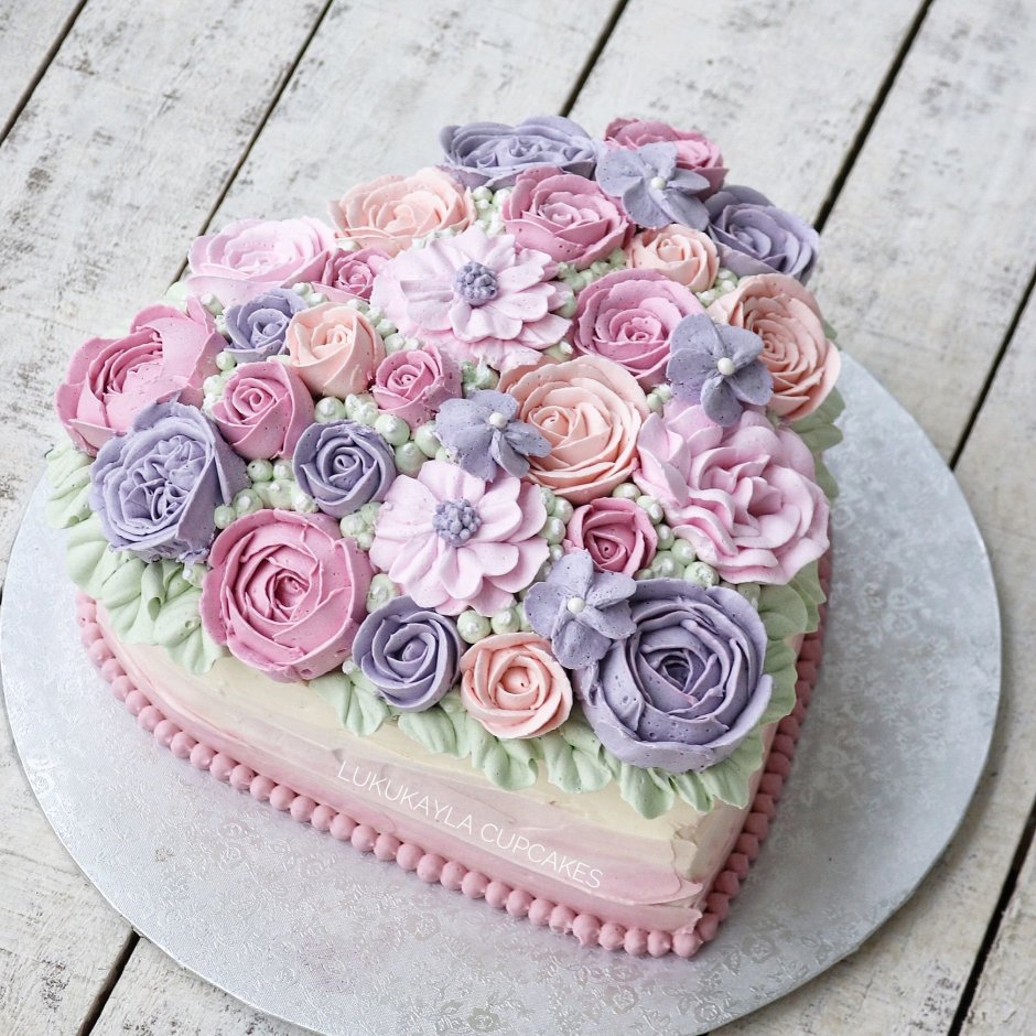 Торт с сердечками и цветочками