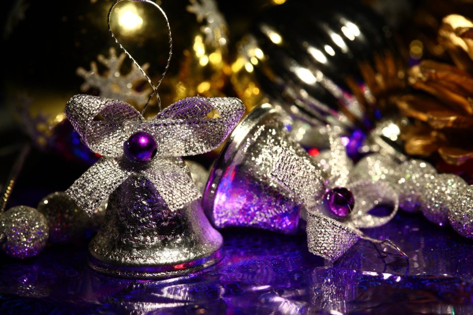 Фиолетовые новогодние украшения