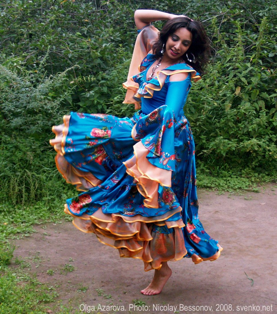 Цыганки танцуют босиком