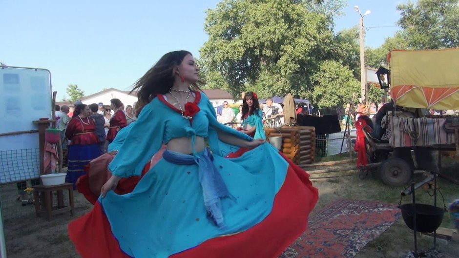 Цыганский табор танцует