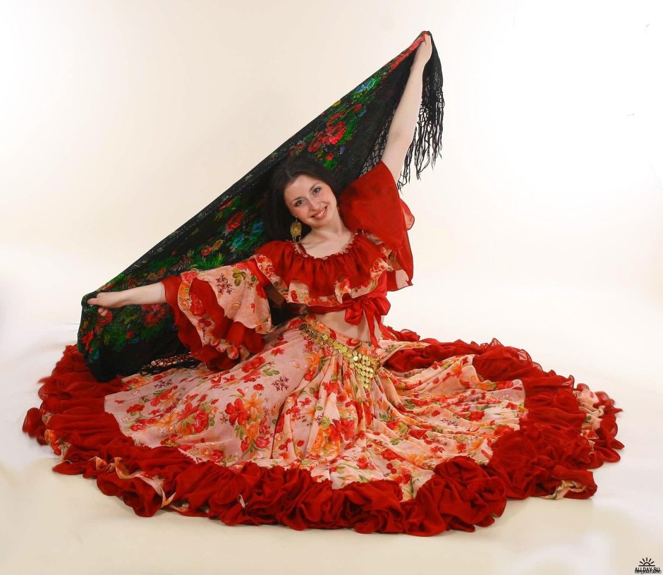 Цыганский народный костюм женский