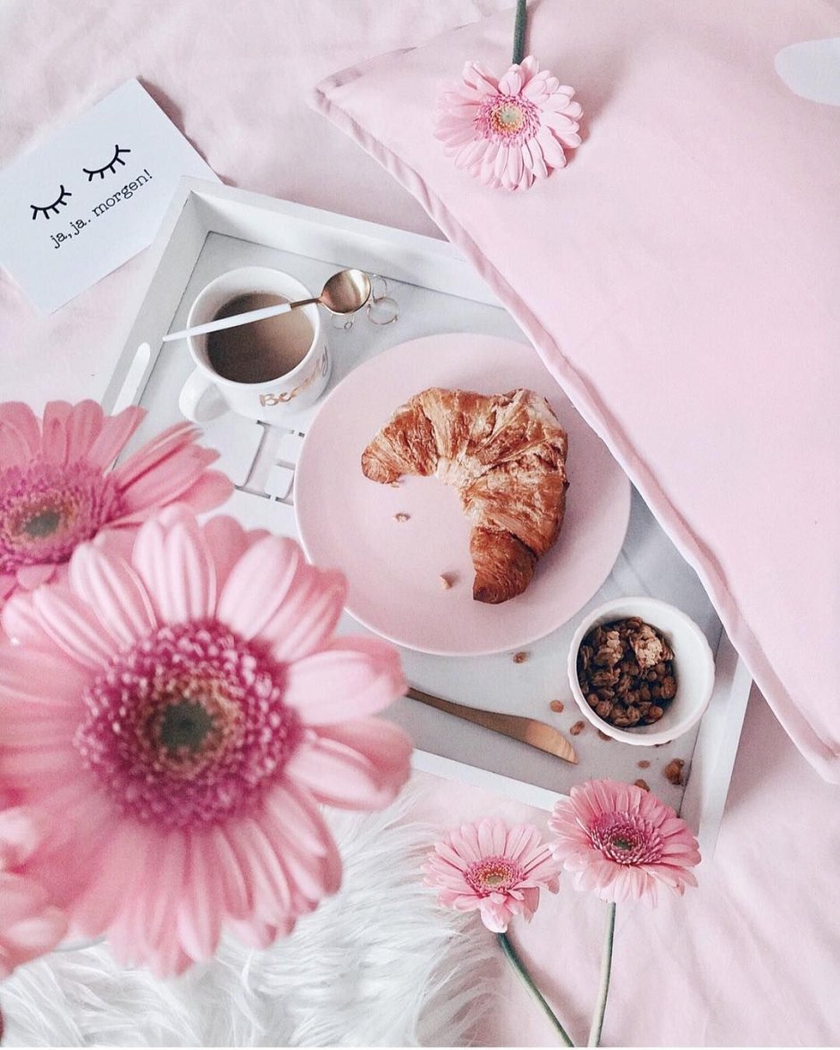 Завтрак в розовых тонах