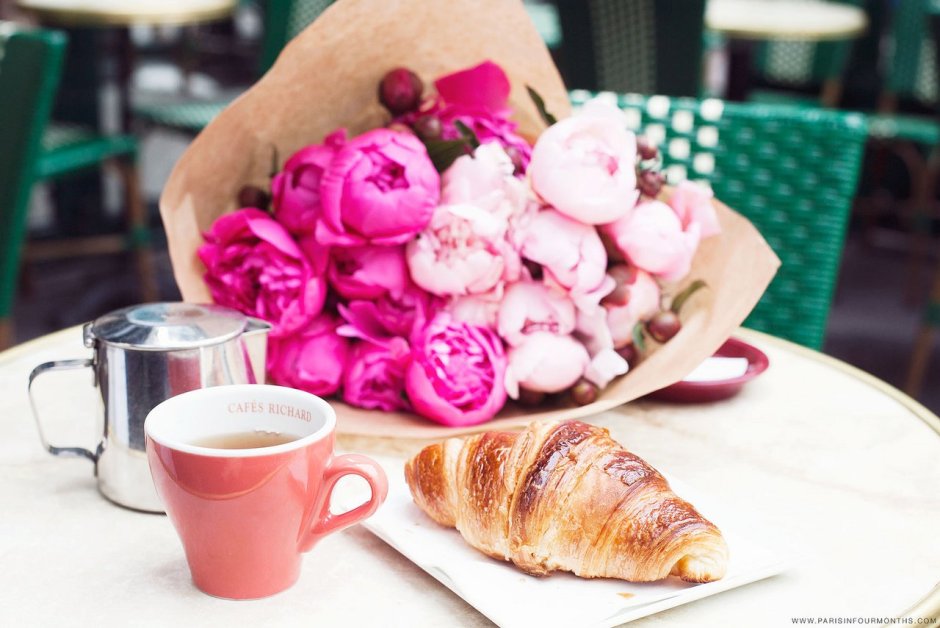 Красивый завтрак с цветами
