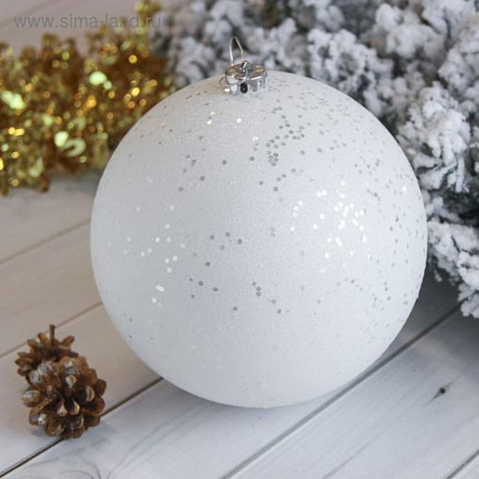 Белые новогодние шары на елке