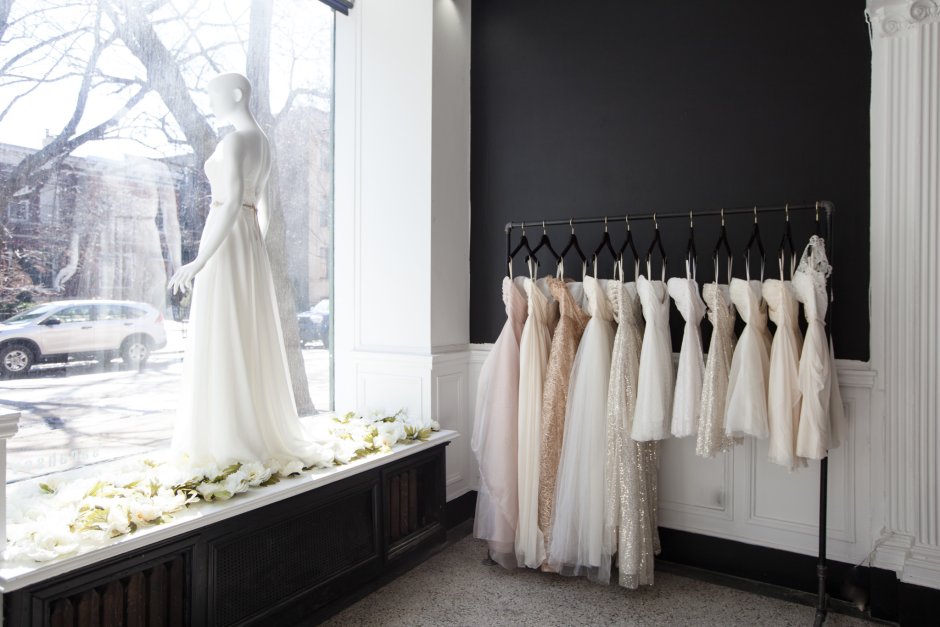 Свадебное платье в витрине