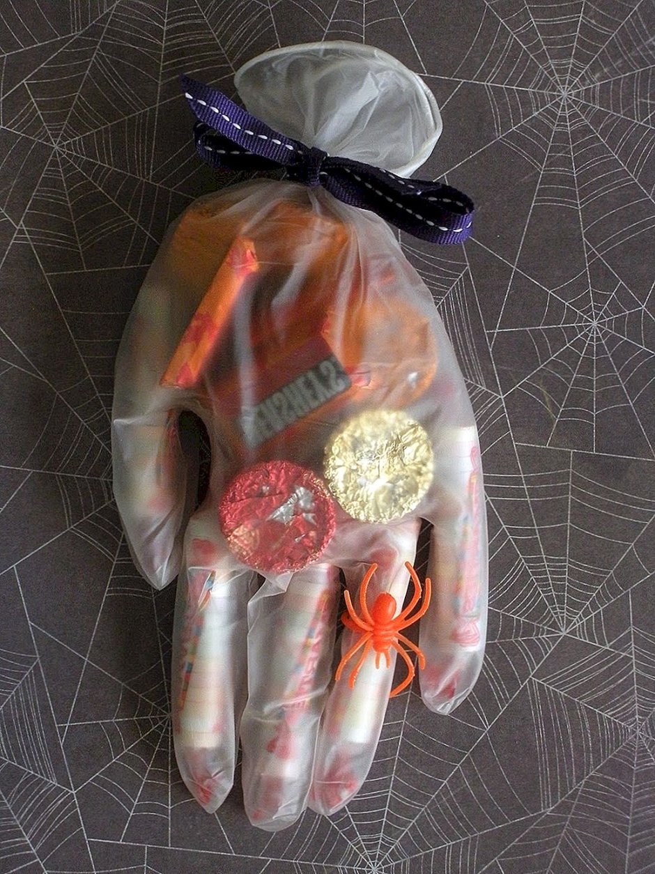Перчатка с конфетами на Хэллоуин
