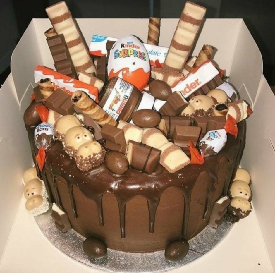 Торт с киндерами и шоколадками