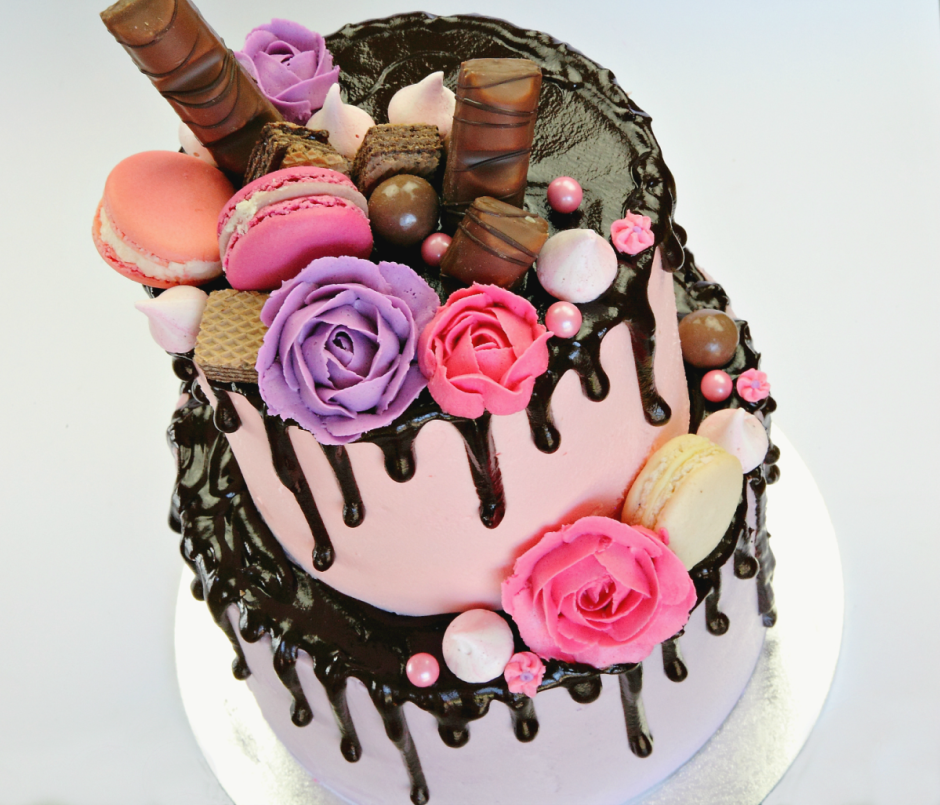 Торт украшенный сладостями для женщины