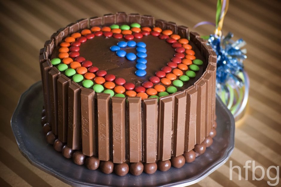 Украшение торта конфетами и шоколадками и с ММДМС