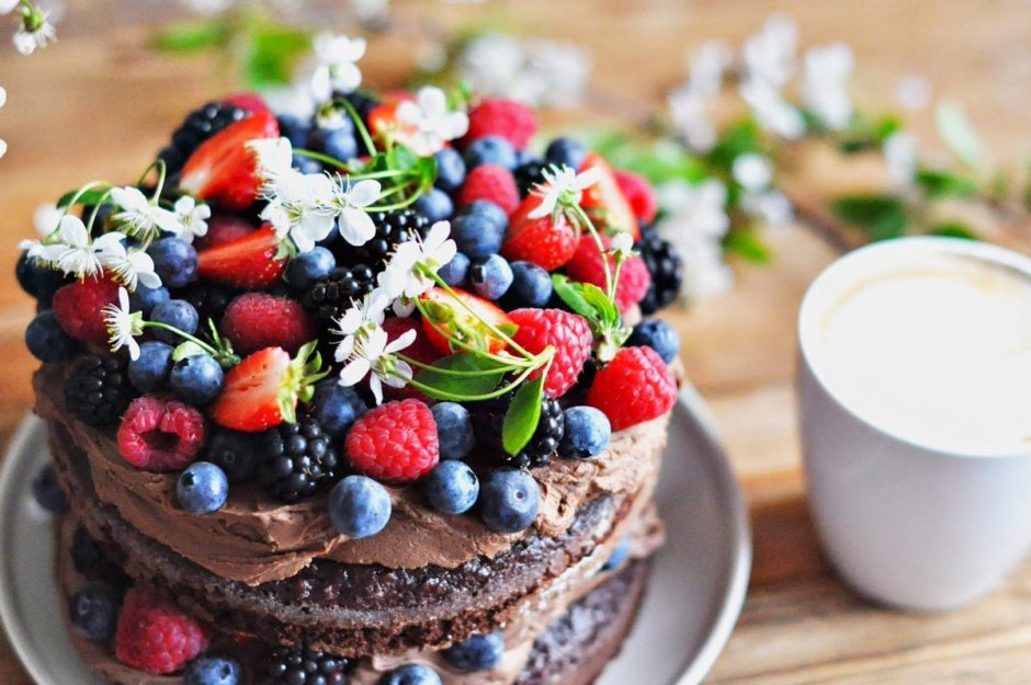 Торт украшенный живыми цветами и ягодами