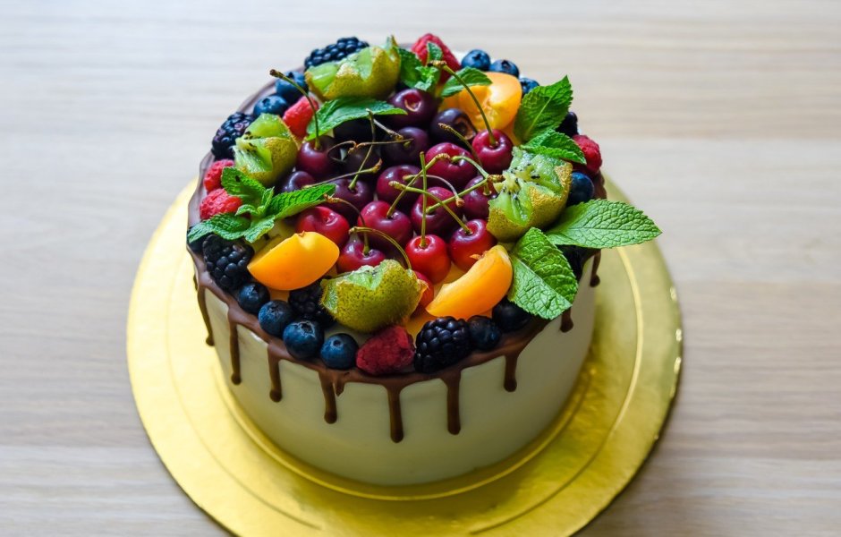 Торт украшенный сладостями и фруктами